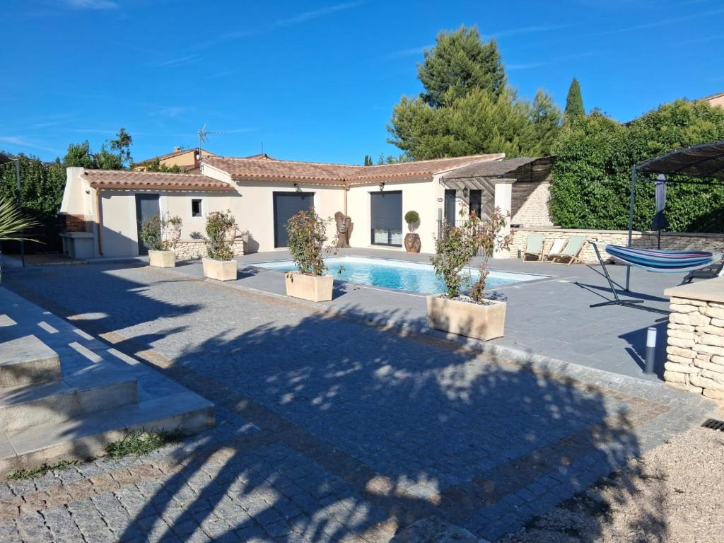 a villa with a swimming pool and a house at Gîte chez l'habitant indépendant "La villa des ocres" in Gargas