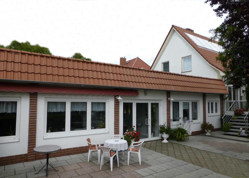 a house with a table and chairs on a patio at Ferienwohnungen Güstrow in Güstrow