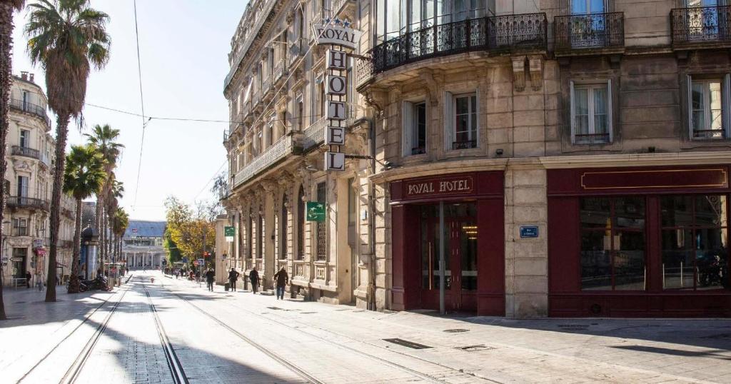 a city street with a large building on the side at Hôtel Royal - Centre Comédie in Montpellier