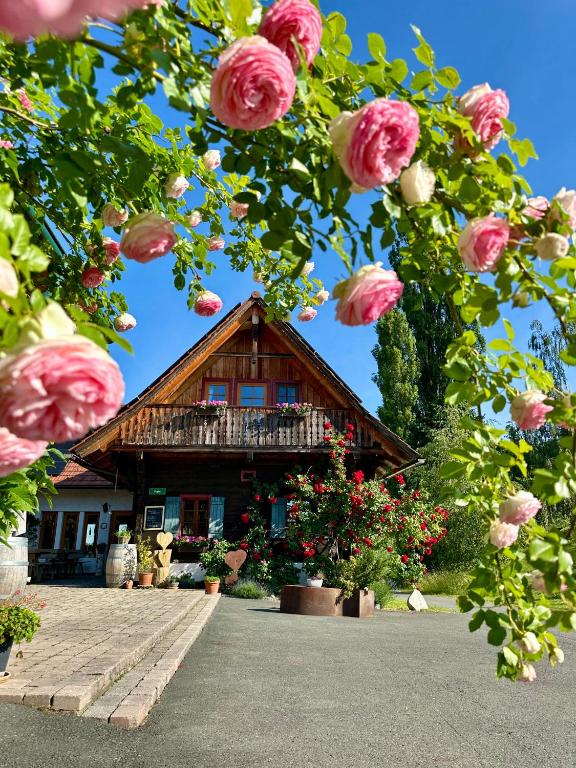 a house with flowers in front of it at Weingut Winzerzimmer Rothschädl in Leutschach