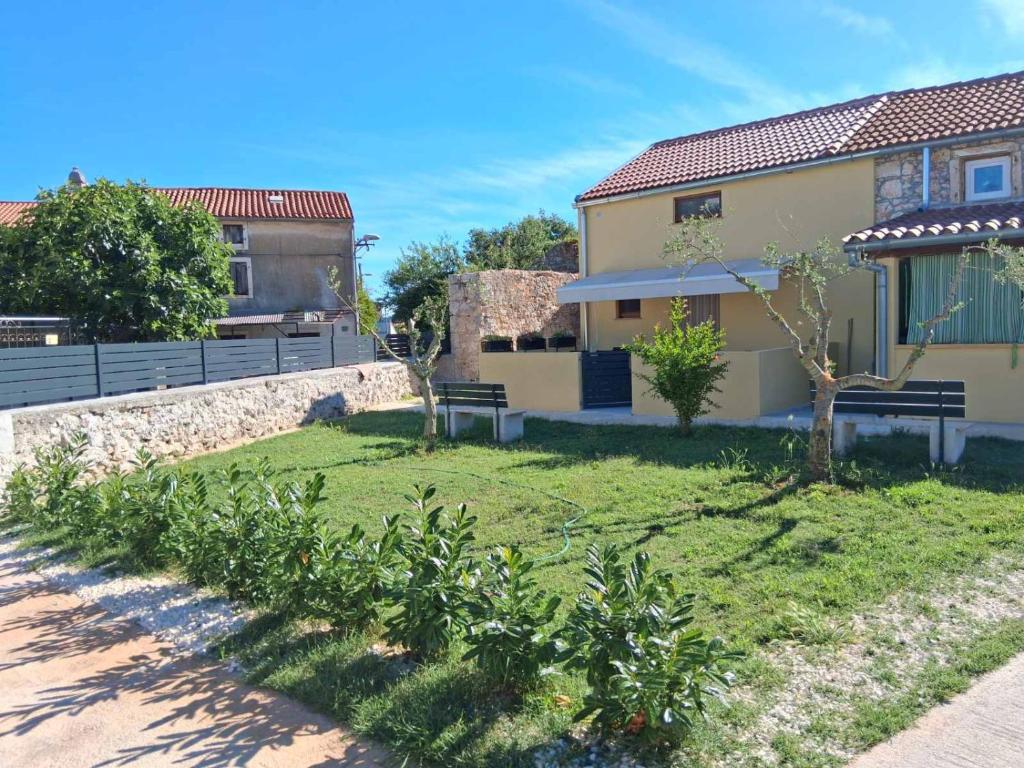 a garden in front of a house at Babina Hiža in Pula