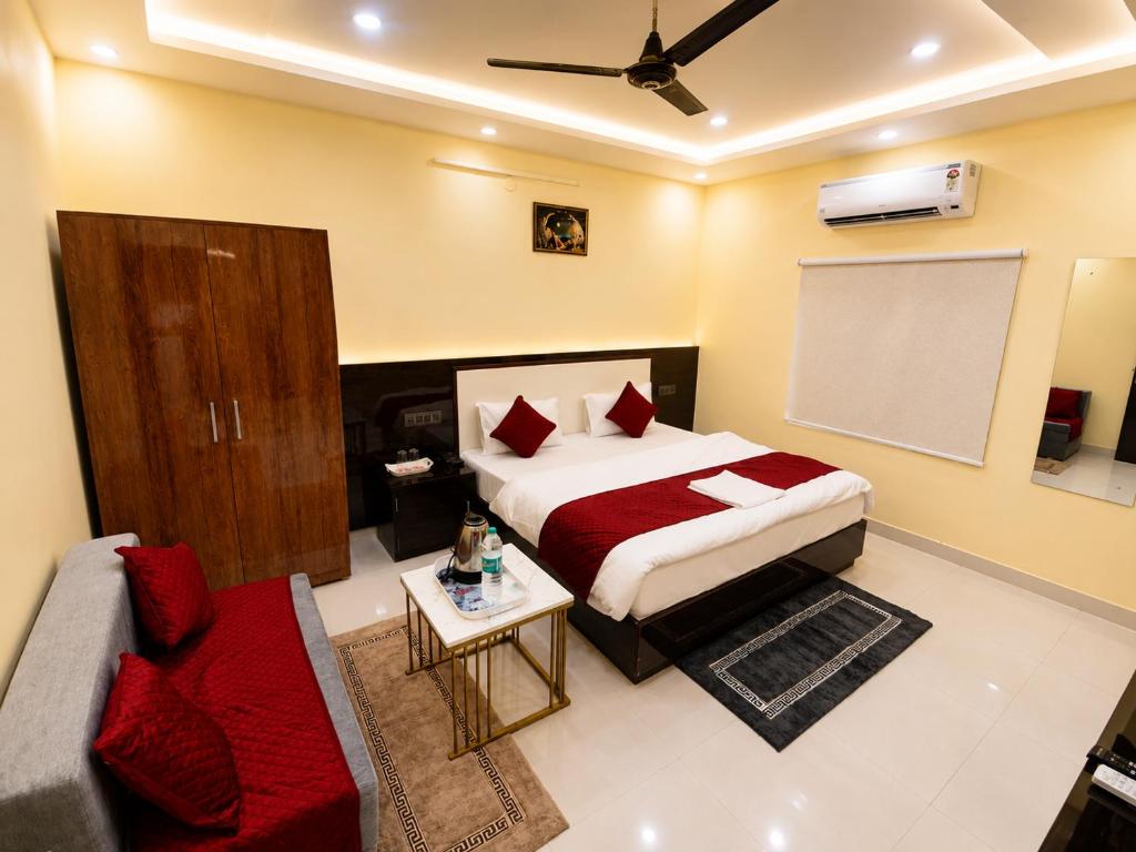 a hotel room with a bed and a couch at Hotel Hanumat Palace-300 meter Jaipur junction & 1km Sindhi camp bus stand in Jaipur