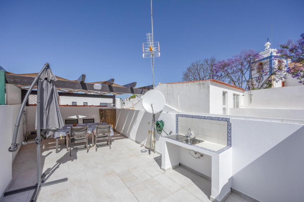 a balcony with a sink and a table and chairs at Lanzarote Villa in Alvor