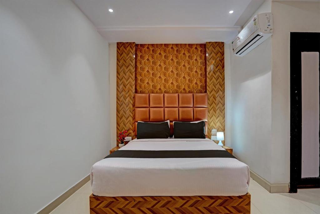 a bedroom with a large bed in a room at Hotel O Skycity in Kānpur