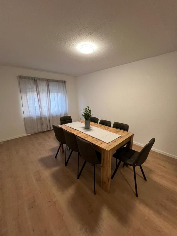 a conference room with a wooden table and chairs at Avansunterkünfte für Monteure in Hamm