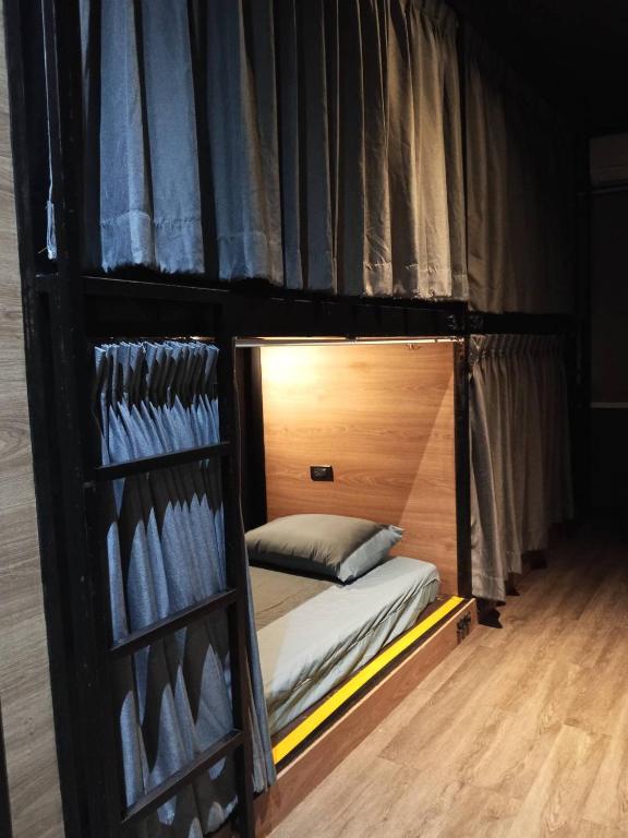a room with a bed in a bunk bedded room at BANKBED Hostel in Bangkok