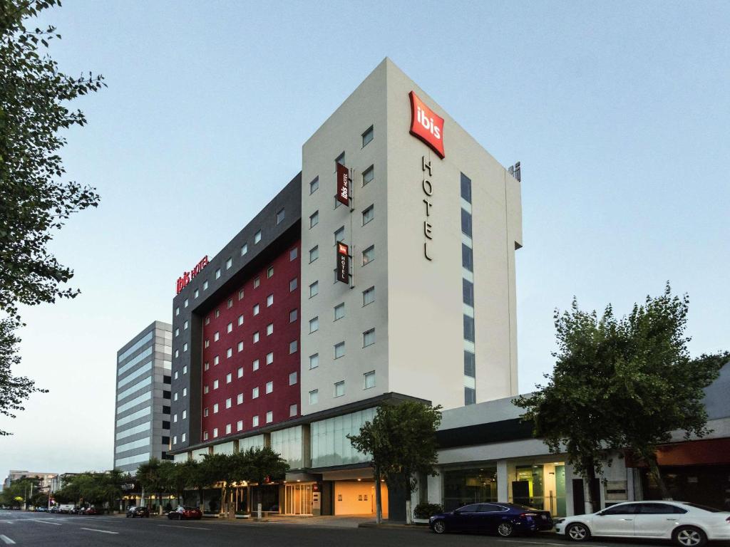 a tall building with a hotel sign on it at Ibis Mexico Tlalnepantla in Mexico City