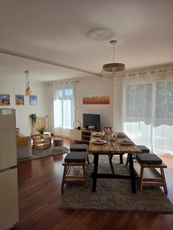 a living room with a table and chairs in it at Le repos de Cézanne in Salon-de-Provence