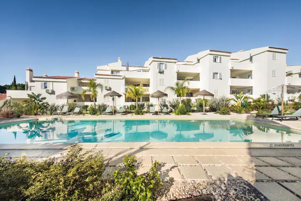 a large swimming pool in front of a building at Apartamento Alquimia by Algarve Holidays in Vale do Lobo