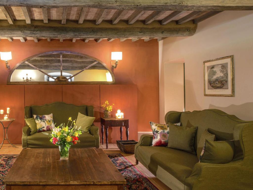 salon z 2 zielonymi kanapami i stołem w obiekcie Tranquil Stay in Vir s Beauty w Arezzo