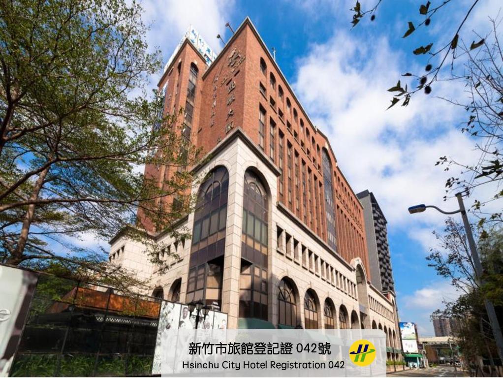 ein großes Backsteingebäude in einer Stadtstraße in der Unterkunft SOL Hotel in Hsinchu