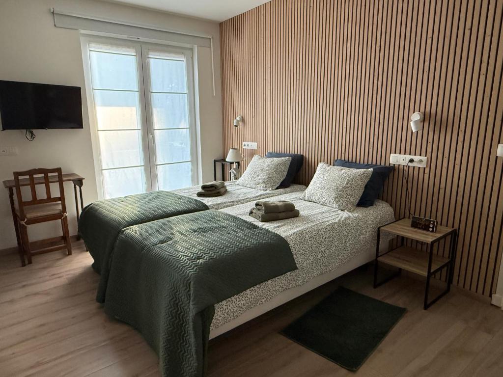 ein Schlafzimmer mit zwei Betten und einem Fenster in der Unterkunft Blue Mountains in Wavre