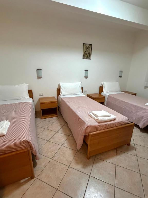 Hotel casa del pellegrino - Castelmonte - Habitación Triple Económica