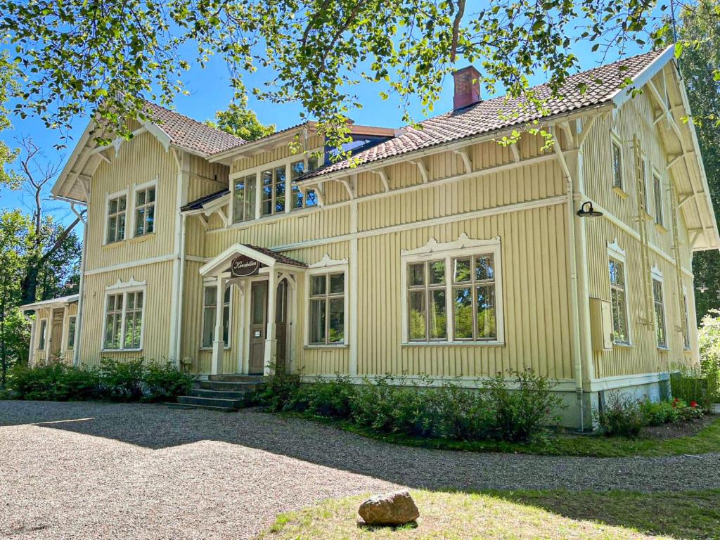 a large yellow house with a roof at Kanalvillan Dalsland in Dals Långed
