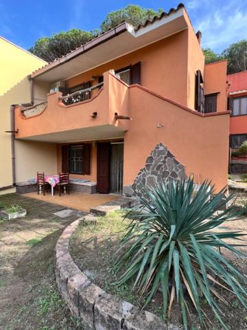 a house with a plant in front of it at Casa Merella in Narbolia