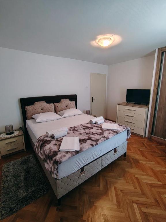 a bedroom with a large bed in a room at Apartmani Steni in Sveti Stefan