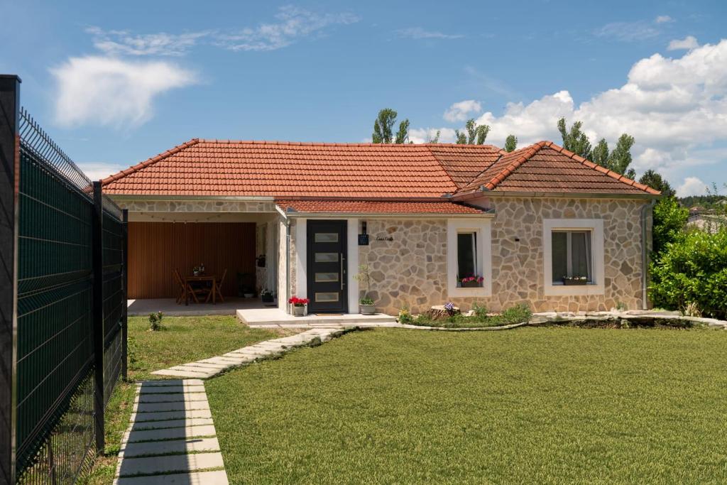 a small house with a fence in front of it at Casa Carlo in Sinj