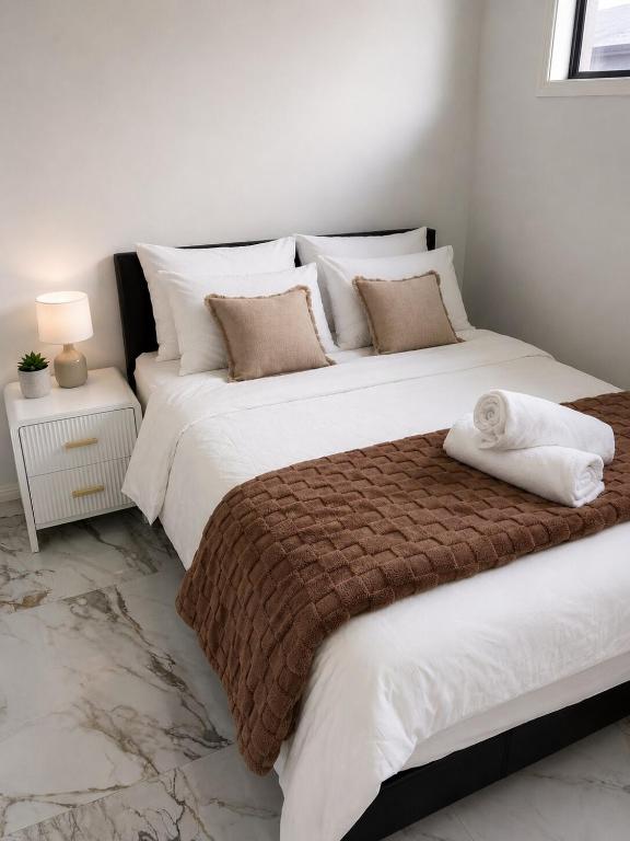 two beds sitting next to each other in a bedroom at Modern Private Granny Flat Free Parking in Riverstone