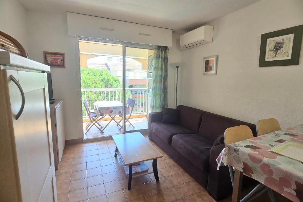 Bright apartment with balcony and swimming pool