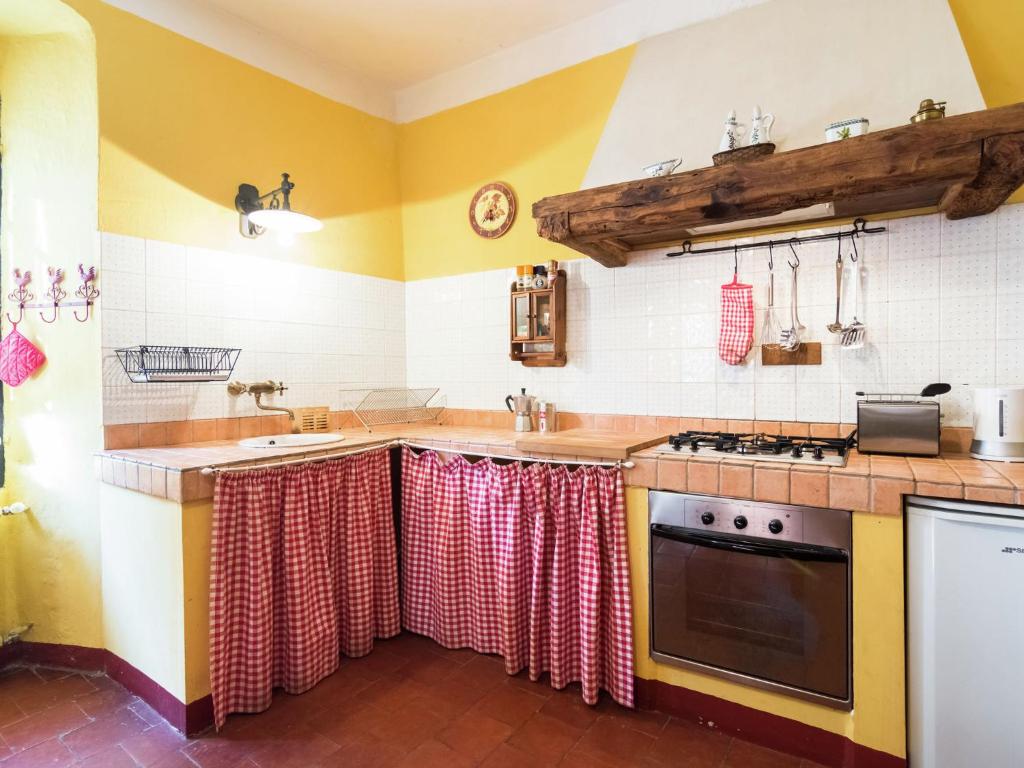 Kuchyň nebo kuchyňský kout v ubytování Apartment in Cut Monferrato with garden
