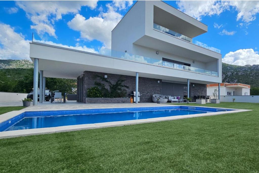 Seaview 8 Bed Villa Sleeps 16 - Pool & Hot tub