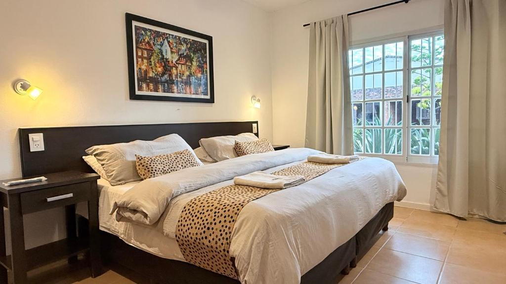 a large bed in a bedroom with a window at G6 Monoambiente King con Cochera en Villa Ángela in Villa Ángela