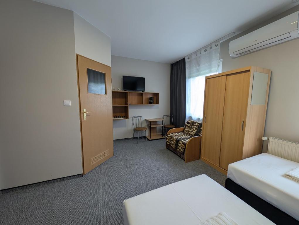 Motel DRABEK - Family Room With Bathroom