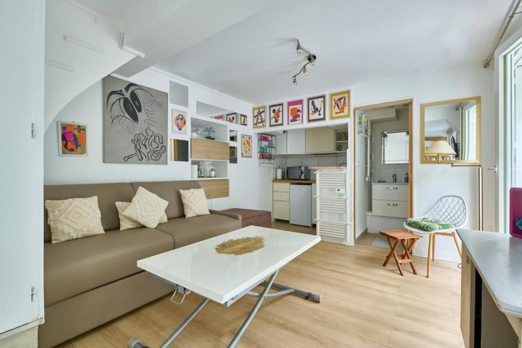 Abbesses 18th Bright Studio with Private Courtyard by Mey Agency