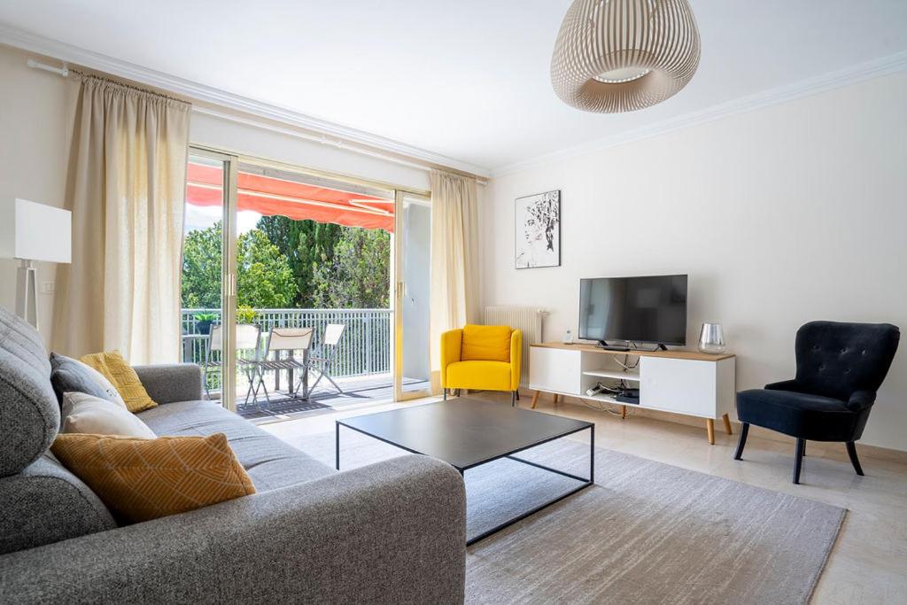 LE CORAIL spacieux avec beau et ample balcon, au centre, idéal pour familles et petits groupes
