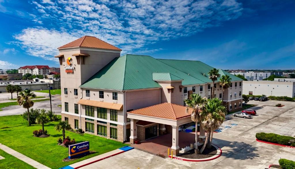 an overhead view of a hotel with a green roof at Comfort Suites near NASA - Clear Lake in Webster