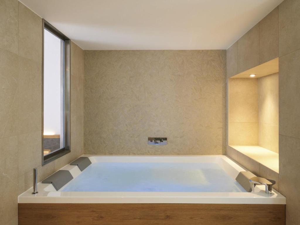 Mercure Avignon TGV Hotel & Spa