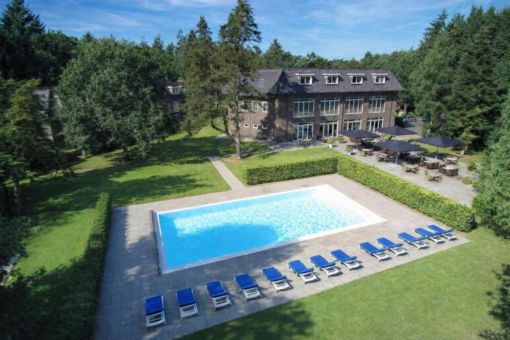 an aerial view of a house with a swimming pool at Hotel De Werelt Garderen in Garderen