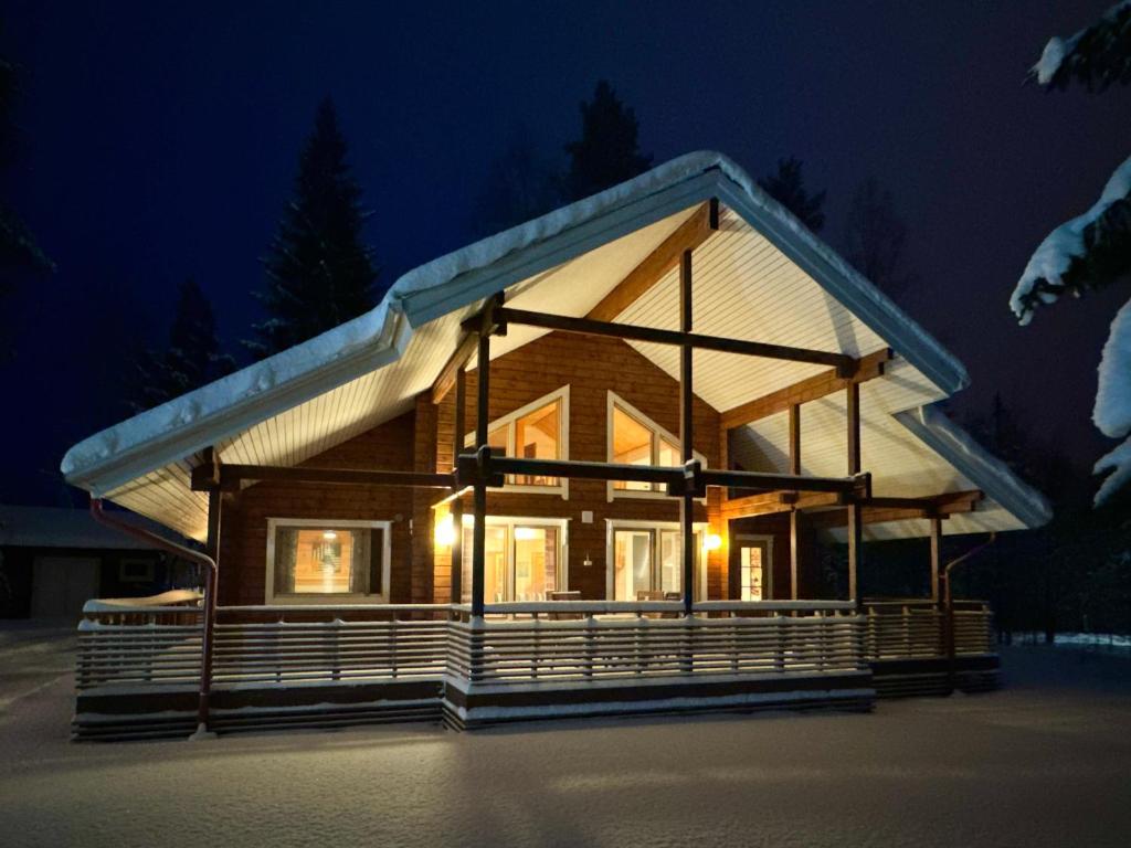 a house with a lit up roof at night at Par 10 in Tahkovuori