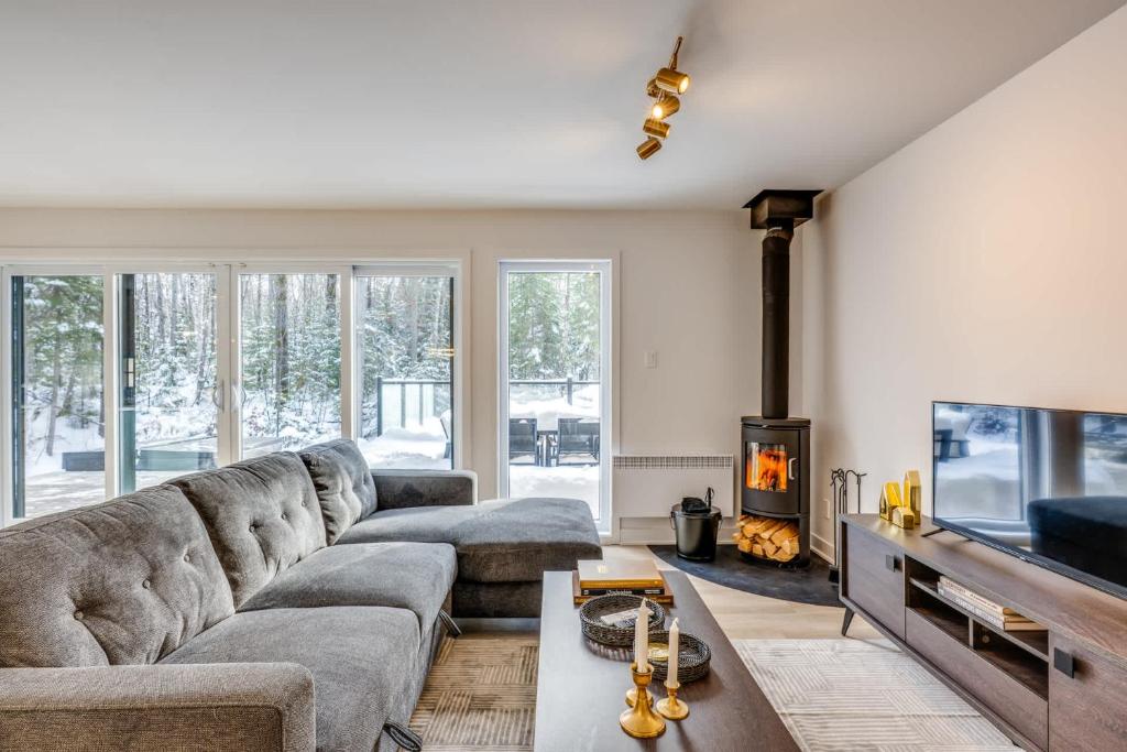 a living room with a couch and a tv at Private Pool & Spa - Chalet Bella Vista in Saint Come