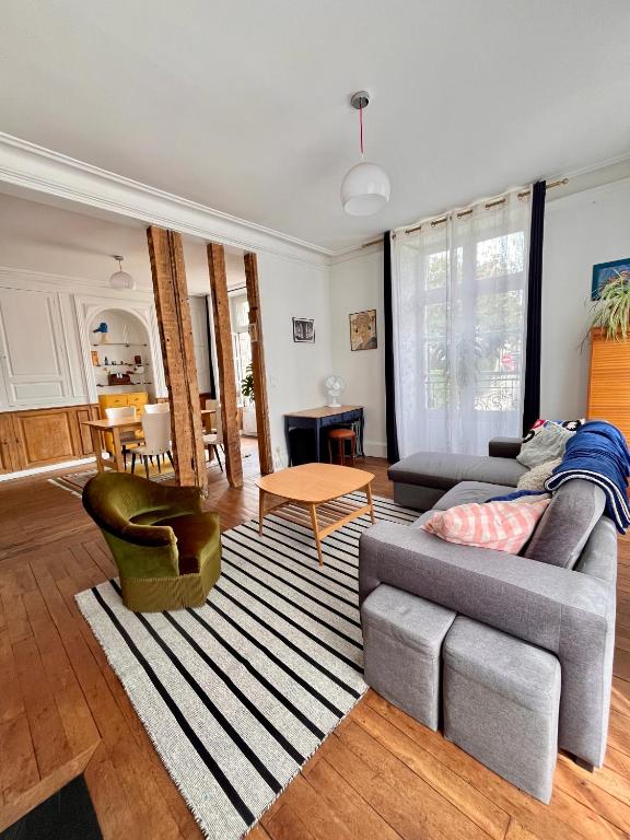 a living room with a couch and a table at Le Galois - Spacieux appartement en hypercentre de Blois in Blois