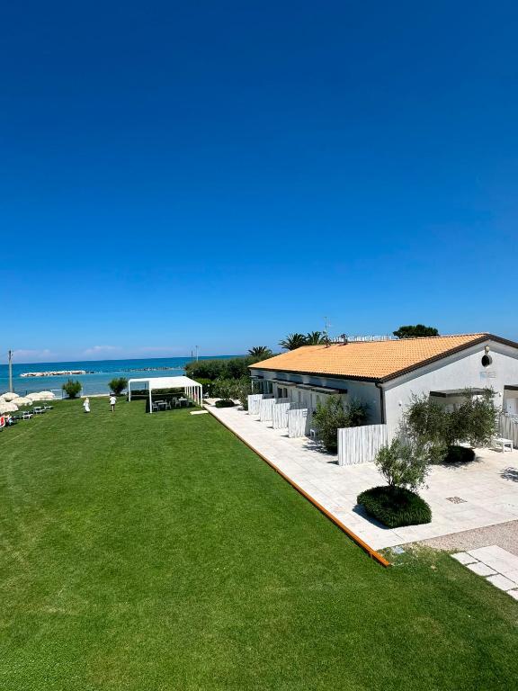 a house with a large yard with green grass at Agriturismo Frontemare in Giulianova