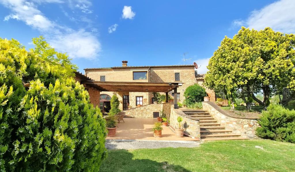 a house with a garden with stairs and trees at Il casale di Sandra in Chiusi