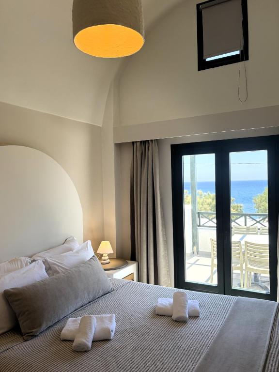 ein Schlafzimmer mit einem Bett, auf dem zwei Handtücher liegen in der Unterkunft Sellada Beach in Perissa