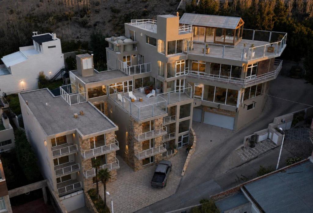 an aerial view of a large white building at Apart Hotel Ostrón in Rada Tilly