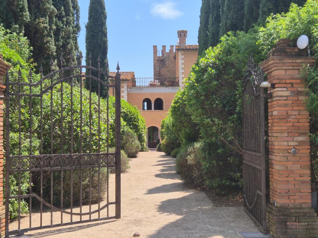 an entrance to a house with an iron gate at Agriturismo Camporotondo in Scarlino