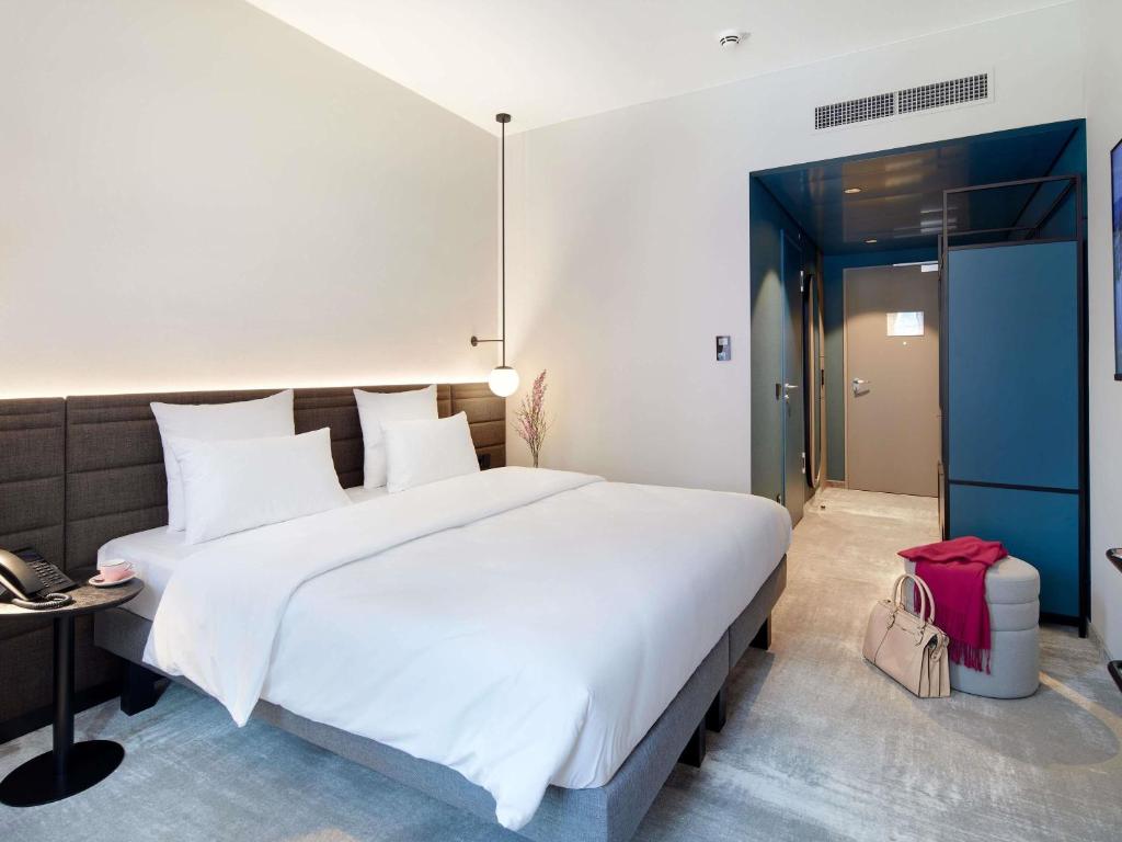 Novotel Hamburg Central Station - Double Room
