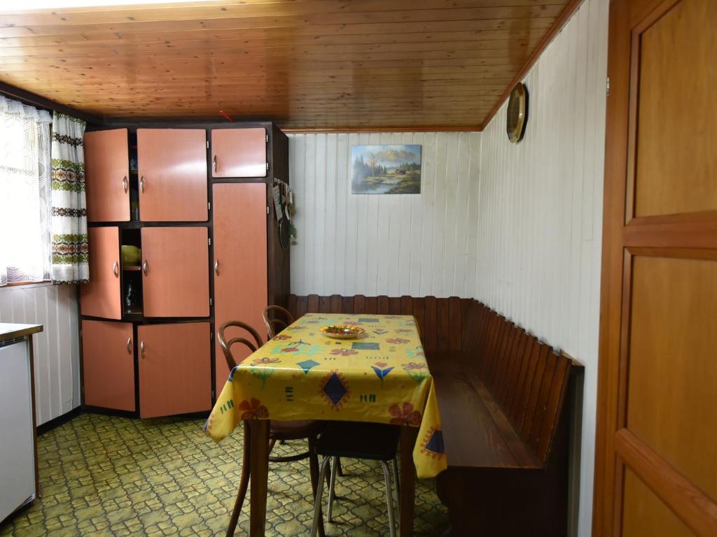 Kuchyň nebo kuchyňský kout v ubytování Chalet in Grengiols near Bettmeralp Ski Slopes