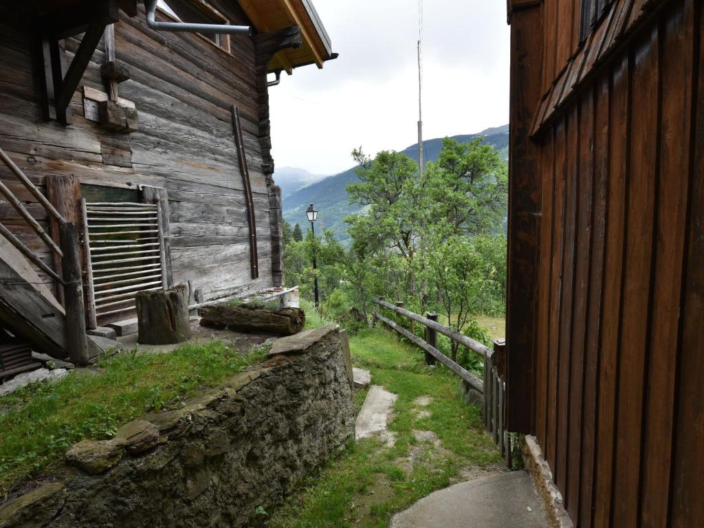 Nespecifikovaný výhled na hory nebo výhled na hory při pohledu z prázdninového domu