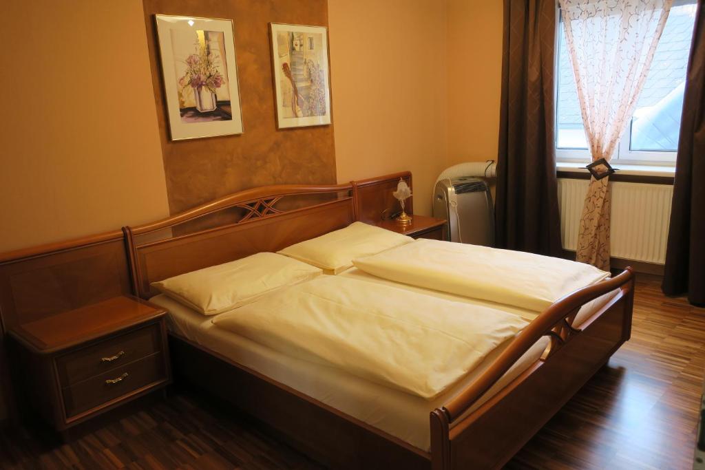 Postel nebo postele na pokoji v ubytování Hotel Restaurant Böck "Roter Hahn"