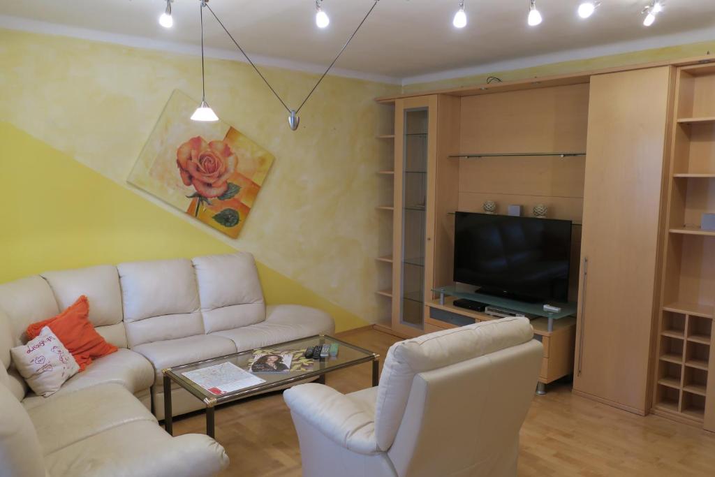 TV a/nebo společenská místnost v ubytování Hotel Restaurant Böck "Roter Hahn"