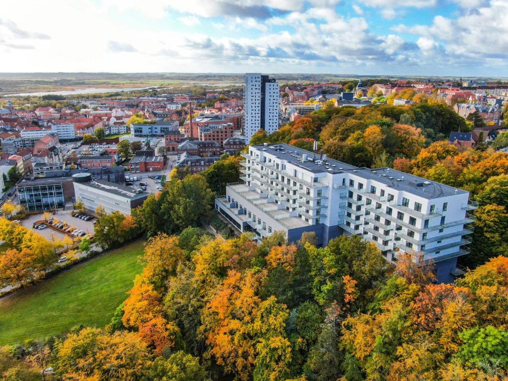Luftaufnahme einer Stadt mit einem hohen weißen Gebäude in der Unterkunft Hotel Kongens Ege in Randers