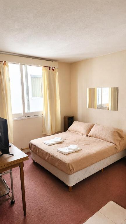 a bedroom with a bed with two towels on it at Alojamiento céntrico con Wi-Fi in Mar del Plata