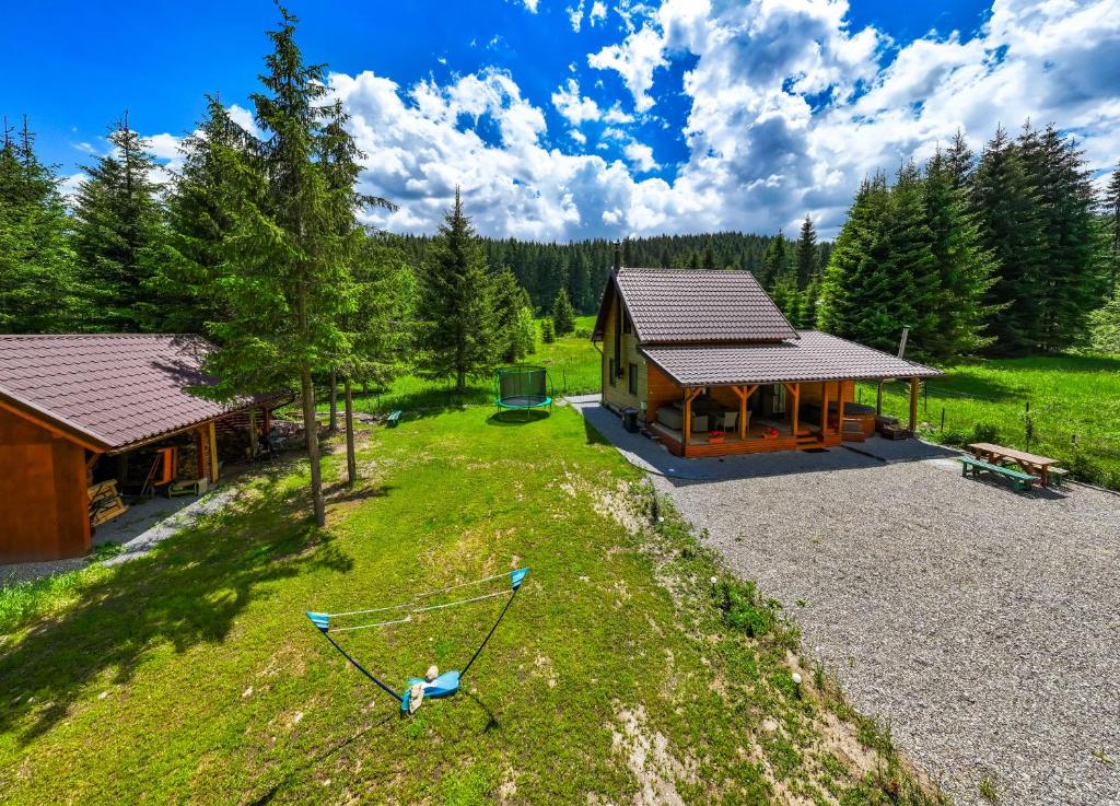 an aerial view of a cabin and a yard at Czirják Kulcsosház in Bucsin