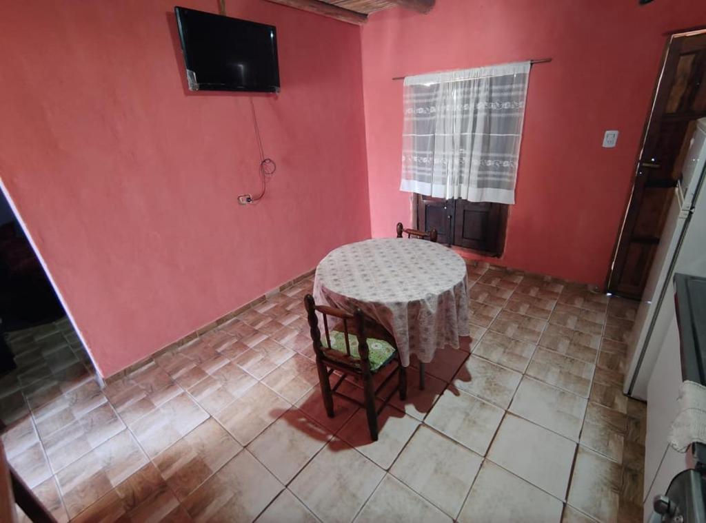 a table in a room with a red wall at Virgen del valle in Fiambalá