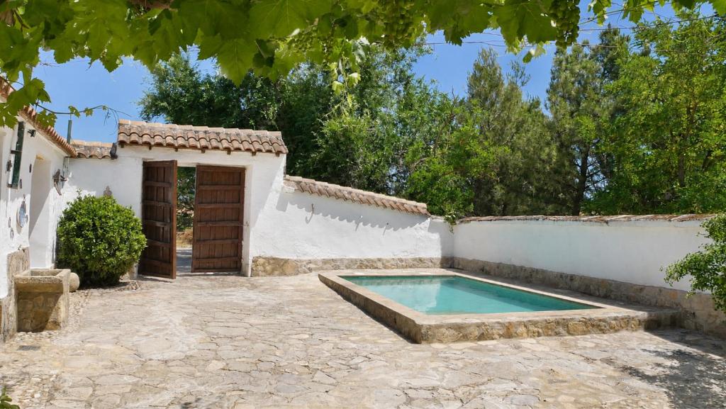a house with a swimming pool in a yard at Cortijo La Gineta in Alcalá la Real